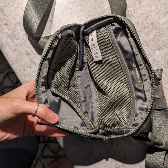 NWOT Lululemon everywhere belt bag 1L grey sage - Picture 6 of 6